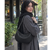 کیف زنانه دوشی هلالی تک زیپ چرم مشکی آوینا استایل